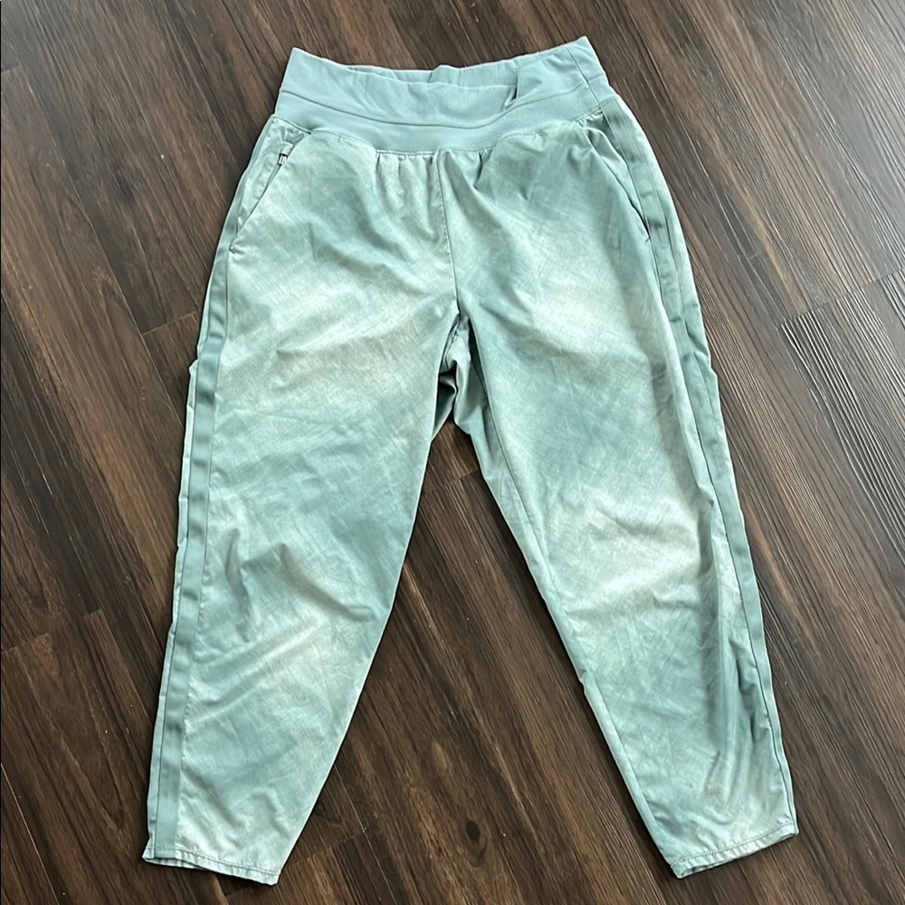 Athleta green athletic capris - stretchy, pockets, and super comfy!
